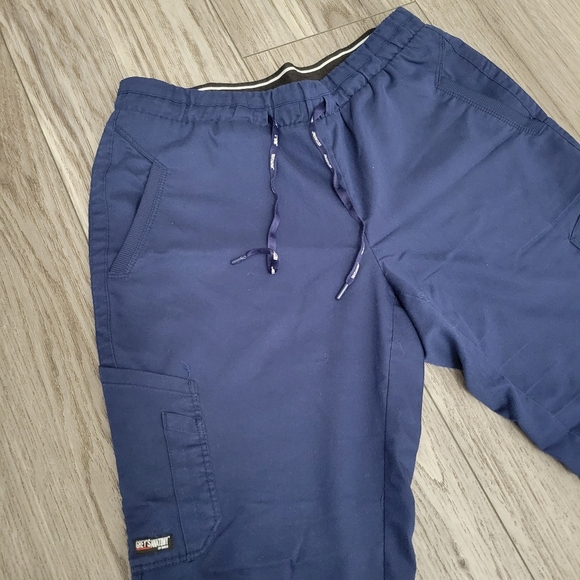 Grey's Anatomy Women's Scrubs Navy Blue Size Medium Petite - Picture 2 of 8